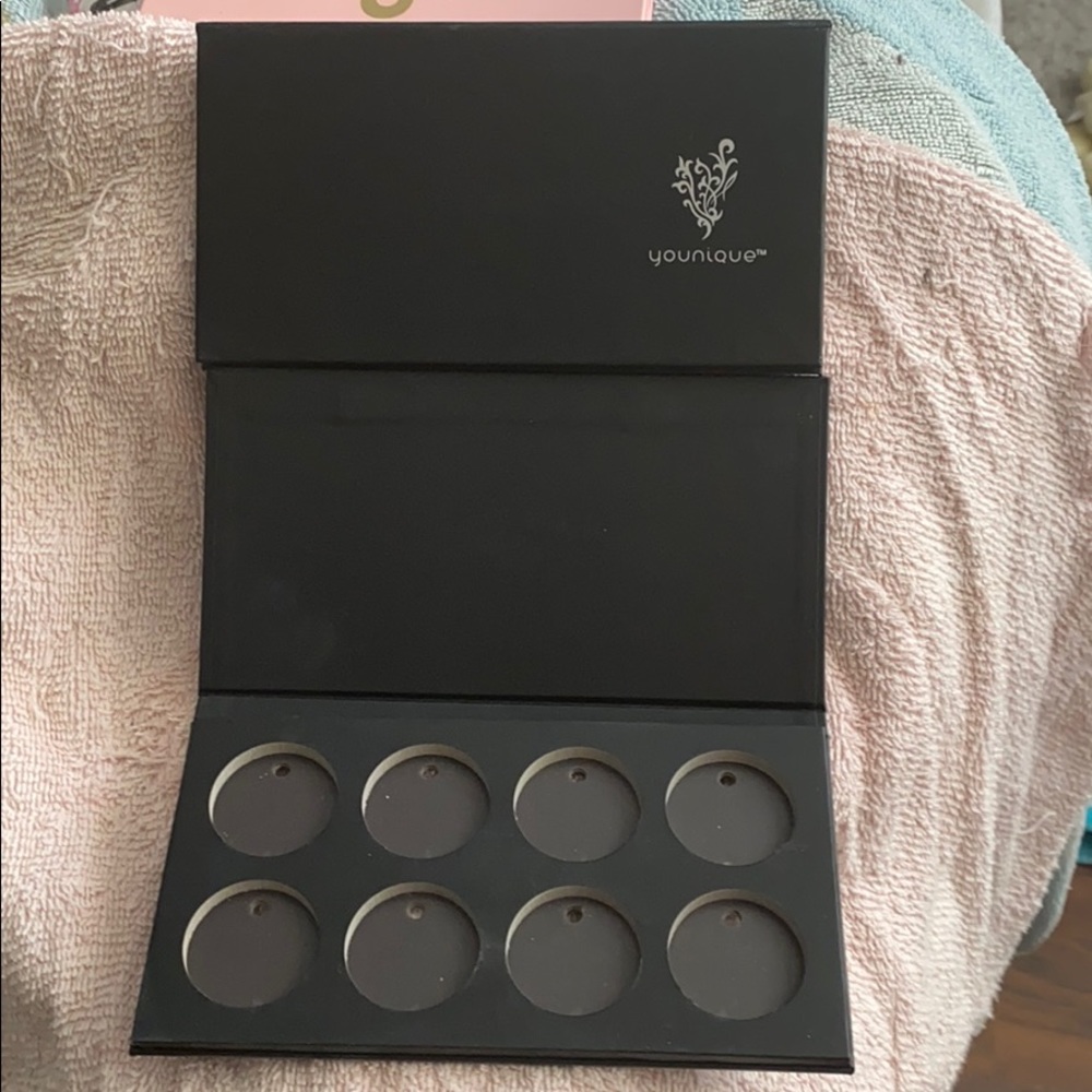 Younique Empty Pallet
